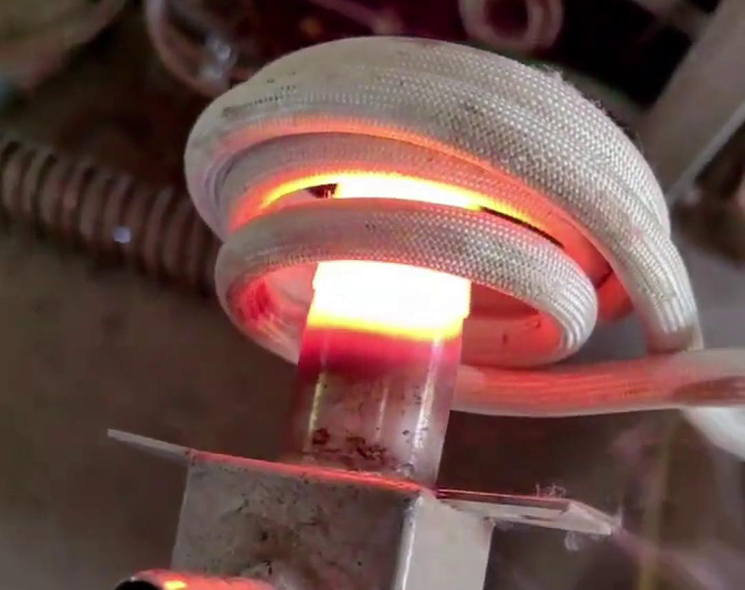 手持式高頻機加熱不鏽鋼管是一種高效、精確的加熱方法