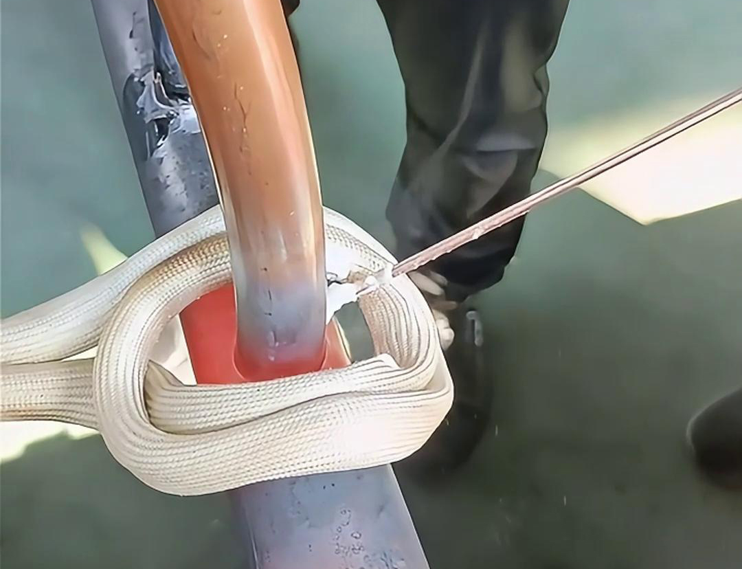 使用高頻焊機進行銅管焊接，可以大大提高工作效率