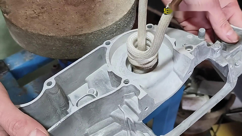 鋁殼使用高頻加熱機加熱內孔，然後軸承熱裝配