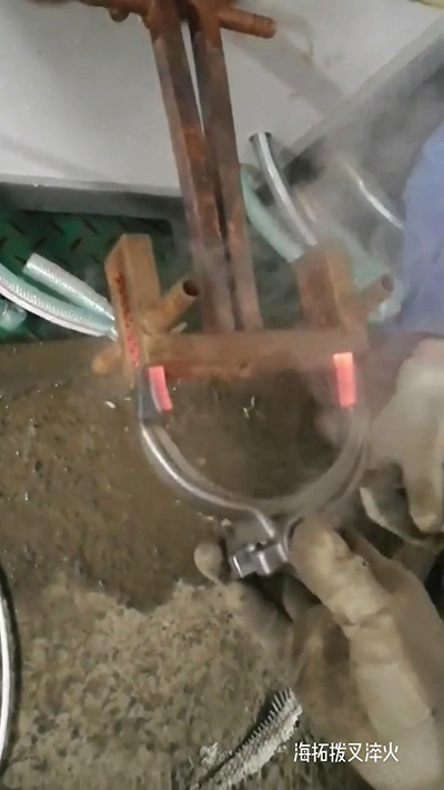 高頻加熱機 撥叉淬火，1.7秒一個，質量杠杠滴